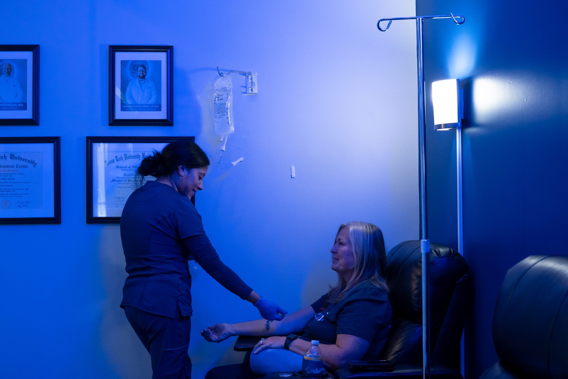 iCRYO One Loudoun guest receiving NAD+ therapy with RN supervision
